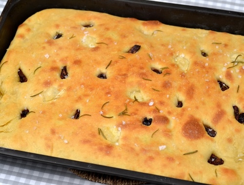 Foccacia i långpanna italienskt bröd Foccacia i långpanna italienskt bröd